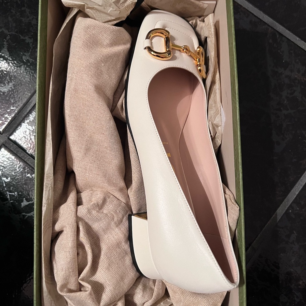 Gucci White Leather Horsebit Flats with Gold Hardware